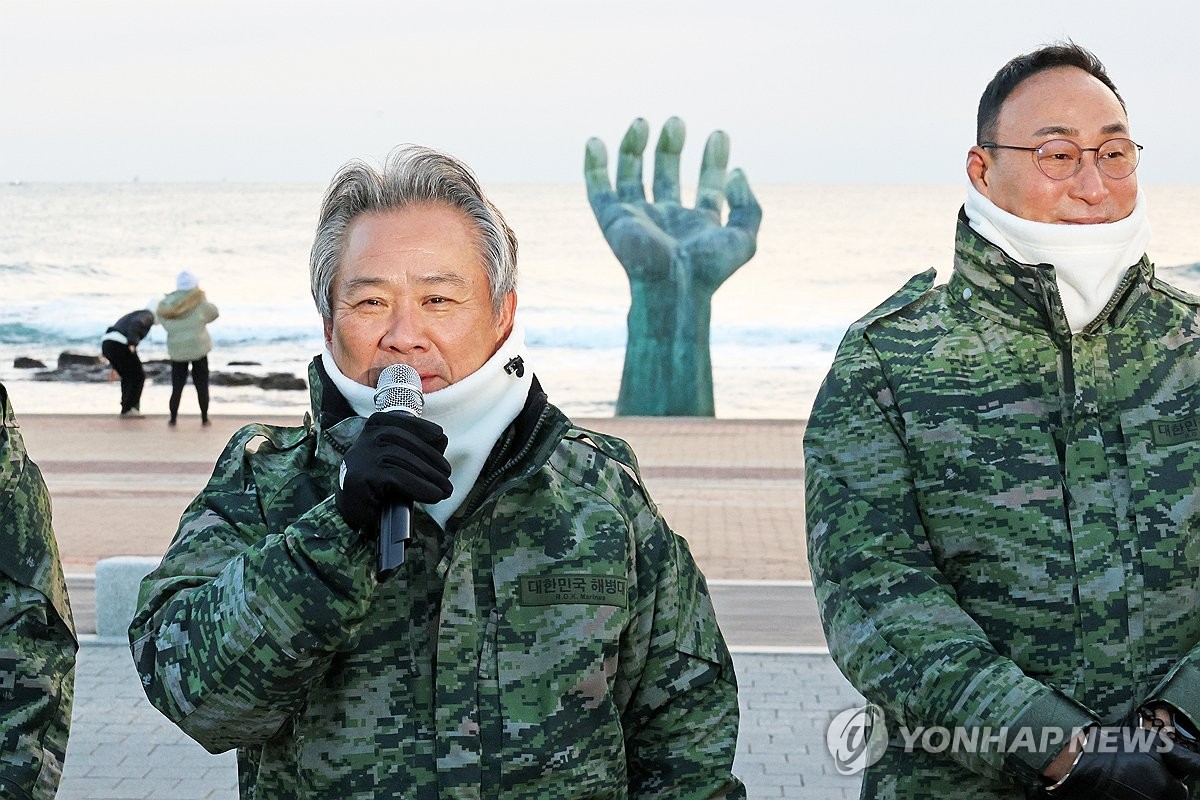 이기형 대한체육회장(왼쪽)이 2023년 12월 19일 경북 포항에서 열린 해병대 훈련캠프에 참가한 선수들에게 연설하고 있다.(연합)