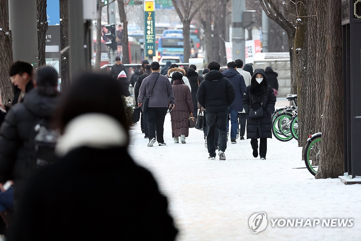 눈 온뒤 출근 길 / 연합뉴스