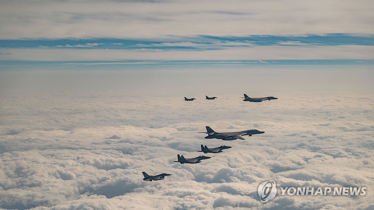 Esta fotografía de archivo, proporcionada por el Estado Mayor Conjunto el 20 de diciembre de 2023, muestra a bombarderos B-1B estadounidenses realizando ejercicios aéreos conjuntos con aviones de combate surcoreanos, estadounidenses y japoneses sobre aguas al sur de la isla sureña de Jeju. (FOTO NO EN VENTA) (Yonhap)