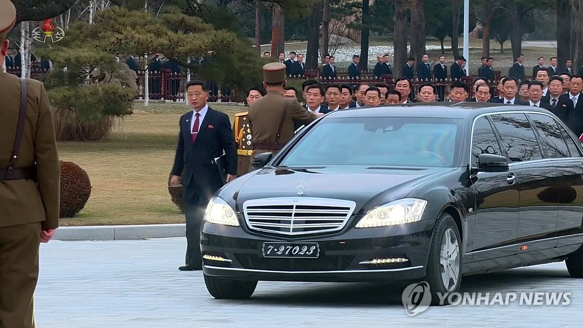 Esta foto, tomada de imágenes transmitidas por la Televisión Central Coreana del Norte el 27 de diciembre de 2023, muestra al primer ministro Kim Tok-hun (izq.) llegando a una reunión plenaria de fin de año del Comité Central del gobernante Partido de los Trabajadores del Norte en Pyongyang. el día anterior en un vehículo Mercedes-Benz.  (Para uso únicamente en la República de Corea. Sin redistribución) (Yonhap)