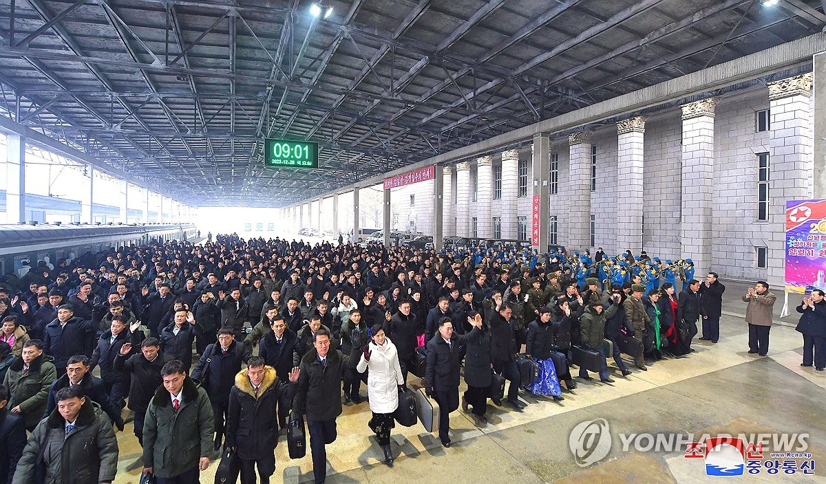 Esta foto, publicada por la Agencia Central de Noticias Coreana oficial de Corea del Norte el 29 de diciembre de 2023, muestra a contribuyentes del sector económico llegando a una estación en Pyongyang el día anterior para asistir a las celebraciones de Año Nuevo.  (Para uso únicamente en la República de Corea. Sin redistribución) (Yonhap)