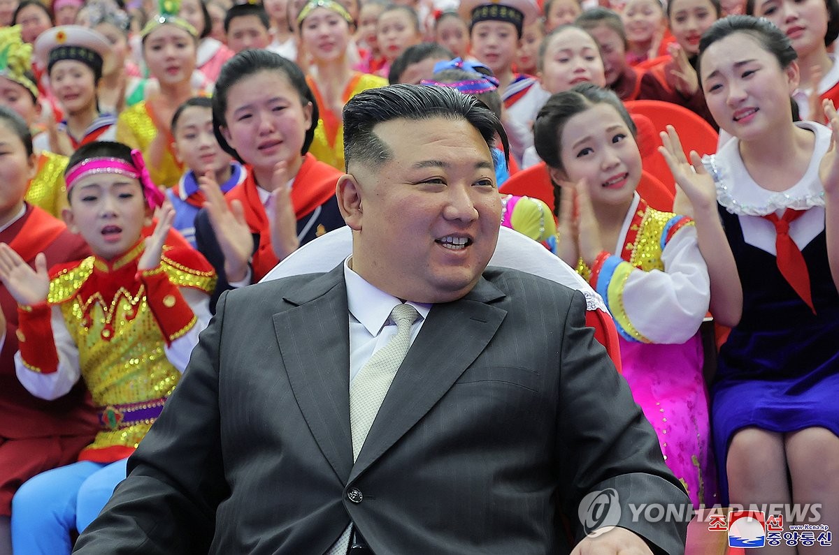 김정은 북한 국무위원장이 새해 첫날인 지난 1일 만경대학생소년궁전에서 진행된 '2024년 설맞이 공연'을 관람했다고 조선중앙통신이 2일 보도했다. / 연합뉴스