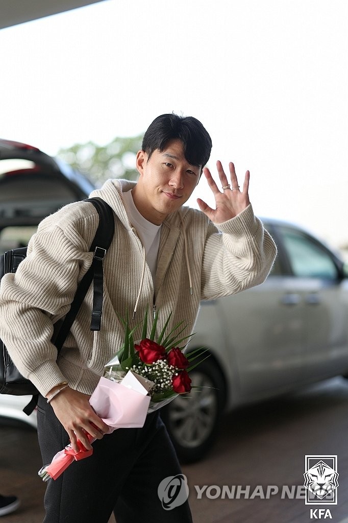 Son Heung-min, captain of the South Korean men's national football team, waves at a camera as he enters the team hotel in Abu Dhabi before reporting to training camp ahead of the Asian Football Confederation Asian Cup on Jan. 3, 2024, in this photo provided by the Korea Football Association. (PHOTO NOT FOR SALE) (Yonhap)