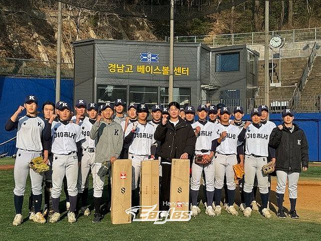 경남고 베이스볼센터 앞에서 포즈를 취한 경남고 야구부 선수단.