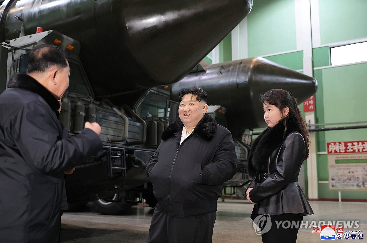 Esta foto, publicada por la Agencia Central de Noticias oficial de Corea del Norte el 5 de enero de 2024, muestra al líder norcoreano Kim Jong-un (centro) y su hija Ju-ae (derecha), inspeccionando una fábrica que produce lanzadores transportadores-erectores para misiles estratégicos. .  (Para uso únicamente en la República de Corea. Sin redistribución) (Yonhap)
