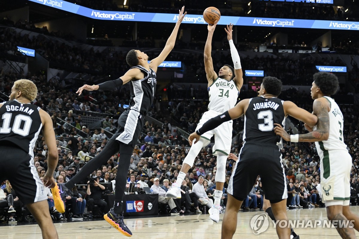 NBA 신인류 웸반야마 앞 슛하는 아데토쿤보 | 연합뉴스