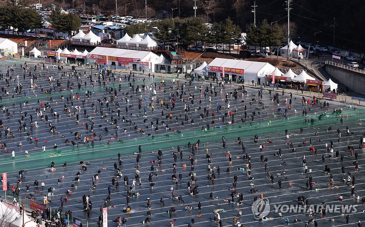 화천 산천어축제, 주말 맞아 북적