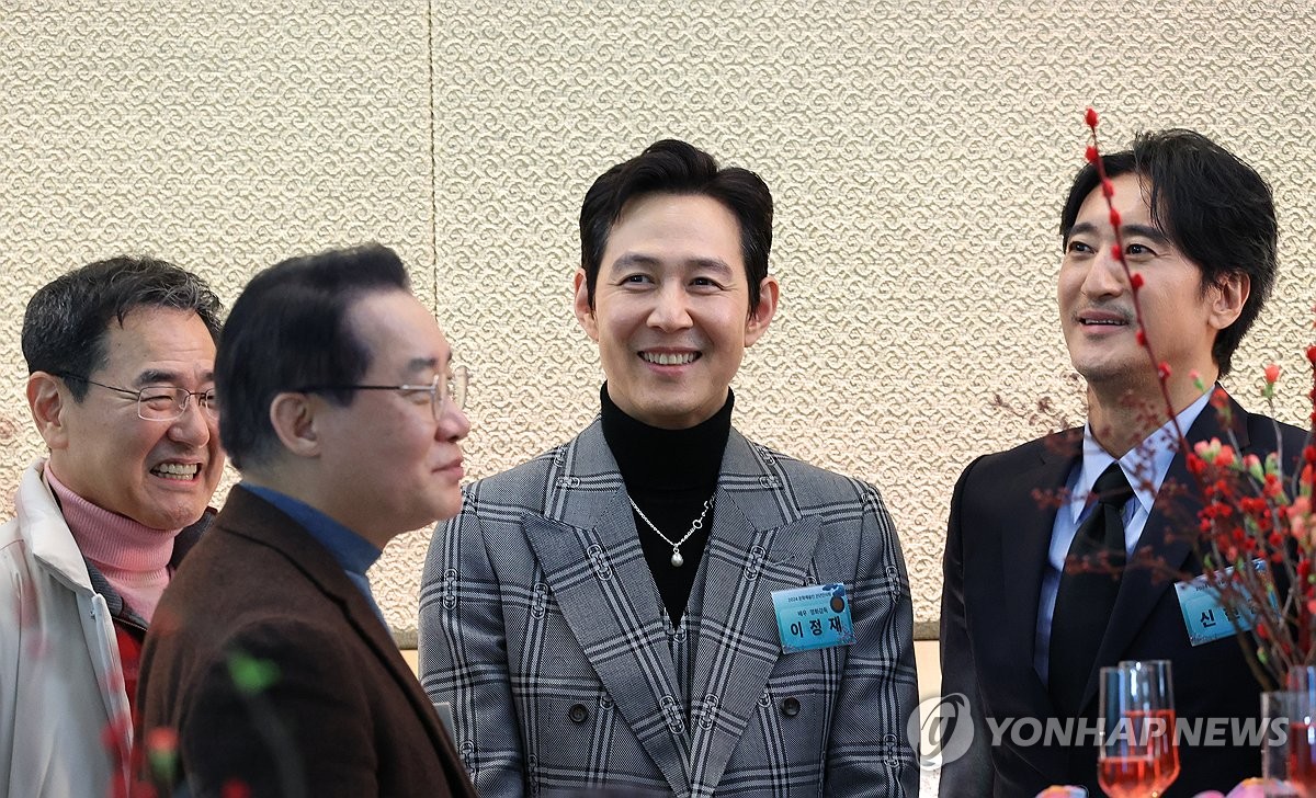 La exitosa serie de Netflix "Juego del Calamar" La estrella Lee Jung-jae (tercero desde la izquierda) asiste a una reunión de artistas y celebridades de Año Nuevo en Seúl el 9 de enero de 2024. (Yonhap) 