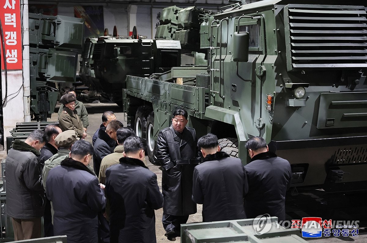 El líder norcoreano Kim Jong-un (tercero desde la derecha) visita una importante fábrica de municiones, en esta fotografía publicada por la Agencia Central de Noticias de Corea el 10 de enero de 2024. (Para uso exclusivo en la República de Corea. Sin redistribución) (Yonhap )