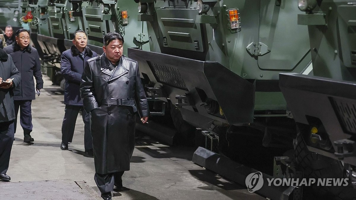 El líder norcoreano Kim Jong-un (C) inspecciona una fábrica de municiones, en esta fotografía sin fecha capturada por la Televisión Central Coreana del Norte el 10 de enero de 2024. Durante sus visitas a las principales fábricas de municiones en lugares no especificados del 8 al 9 de enero, Kim llamó a Corea del Sur el país "enemigo principal" y dijo que tiene "ninguna intención de evitar la guerra." (Para uso únicamente en la República de Corea. Sin redistribución) (Yonhap)