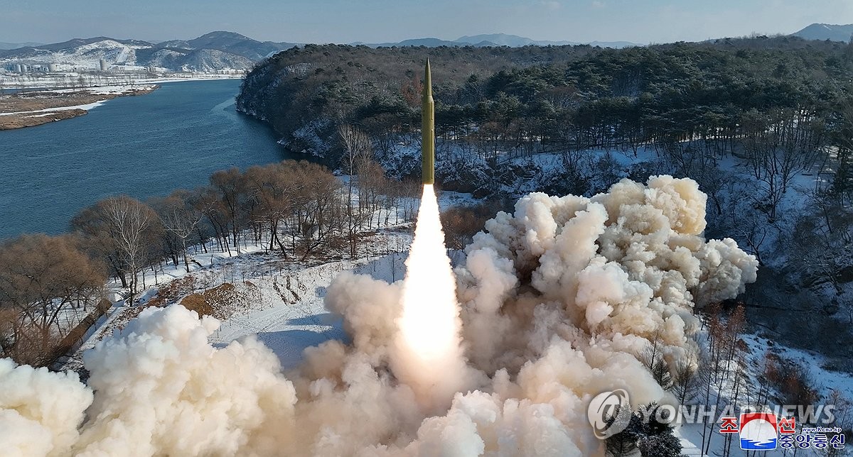 Esta foto, publicada por la Agencia Central de Noticias Coreana oficial de Corea del Norte el 15 de enero de 2024, muestra el lanzamiento por parte de Corea del Norte de un misil balístico de alcance intermedio (IRBM) de combustible sólido que lleva una ojiva hipersónica el día anterior.  (Para uso únicamente en la República de Corea. Sin redistribución) (Yonhap)