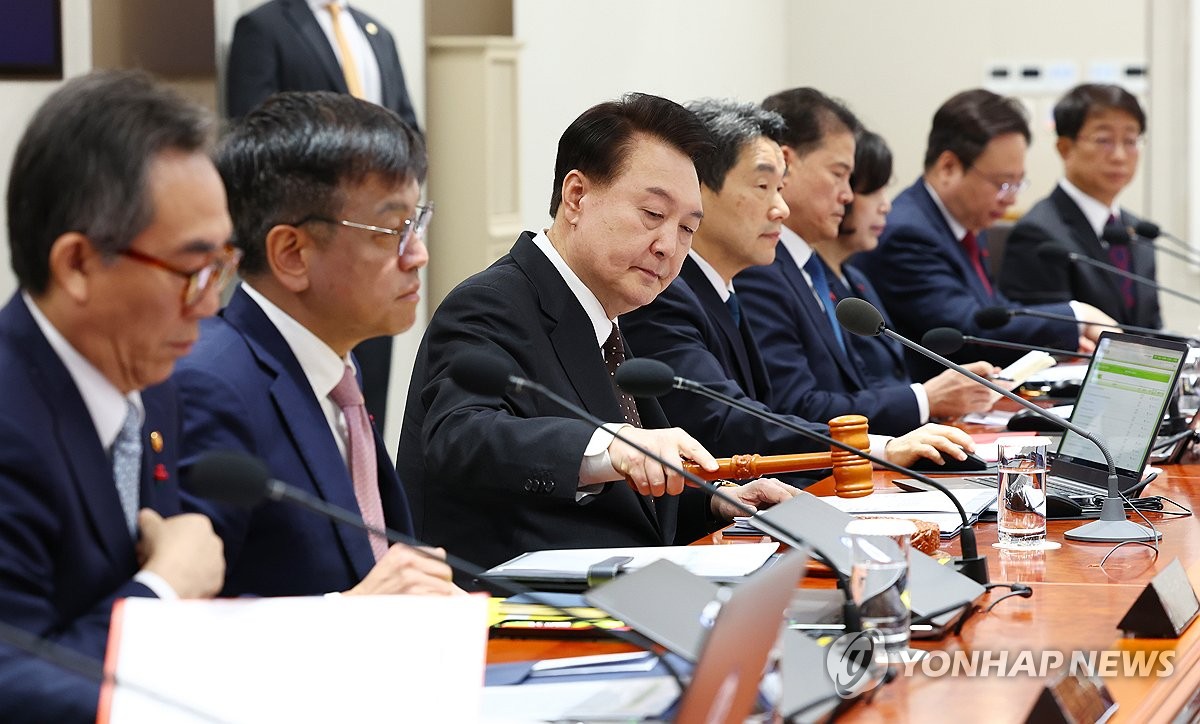 El presidente Yoon Suk Yeol (tercero desde la izquierda) dirige una reunión de gabinete en la oficina presidencial en Seúl el 16 de enero de 2024. (Foto de la piscina) (Yonhap)