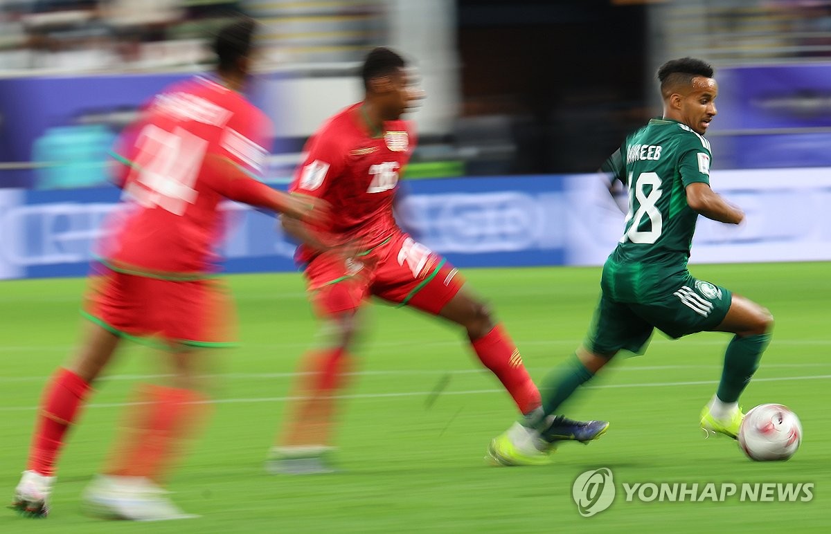 드리블 돌파시도하는 압둘라흐만 가리브 | 연합뉴스