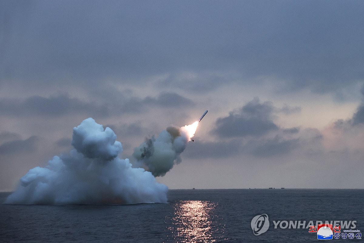 Esta fotografía, publicada por la Agencia Central de Noticias Coreana oficial de Corea del Norte el 29 de enero de 2024, muestra el disparo de misiles de crucero lanzados desde submarinos por parte de Corea del Norte el día anterior.  (Para uso únicamente en la República de Corea. Sin redistribución) (Yonhap)