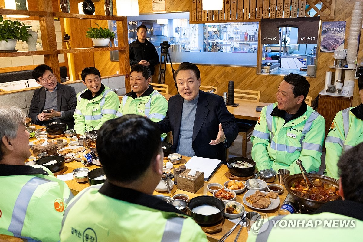 El presidente Yoon Suk Yeol (cuarto desde la izquierda, fila superior) se reúne con un grupo de trabajadores sanitarios en un restaurante en el distrito de Dongjak, en el sur de Seúl, el 9 de febrero de 2024, en esta fotografía publicada por la oficina presidencial.  (FOTO NO EN VENTA) (Yonhap)