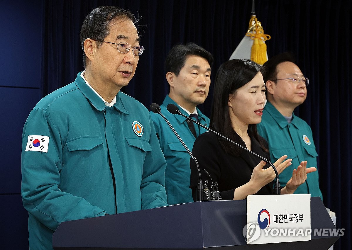 El primer ministro Han Duck-soo habla durante una rueda de prensa celebrada en Seúl el 18 de febrero de 2024. (Yonhap)