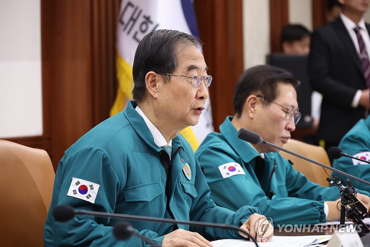 El primer ministro Han Duck-soo (izq.) habla durante una reunión de la Sede Central de Contramedidas de Seguridad y Desastres en el complejo gubernamental de Seúl el 28 de febrero de 2024. (Yonhap)