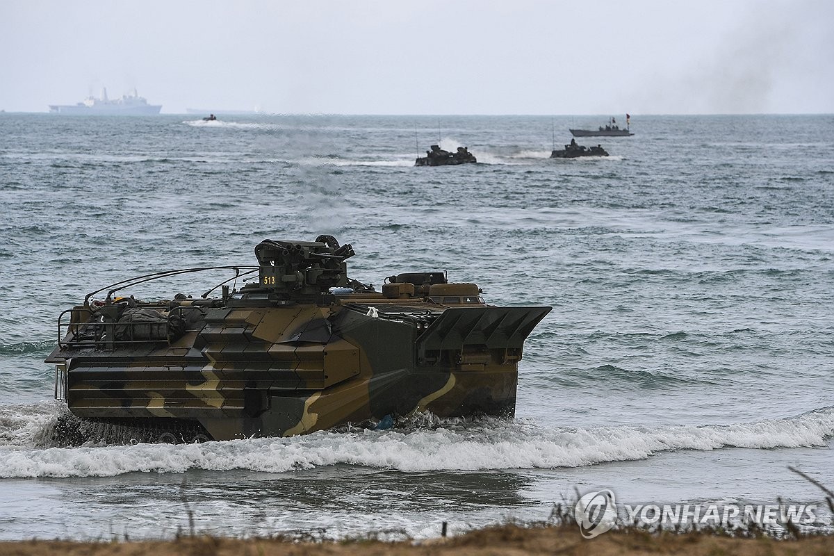 상륙하는 대한민국 상륙돌격장갑차