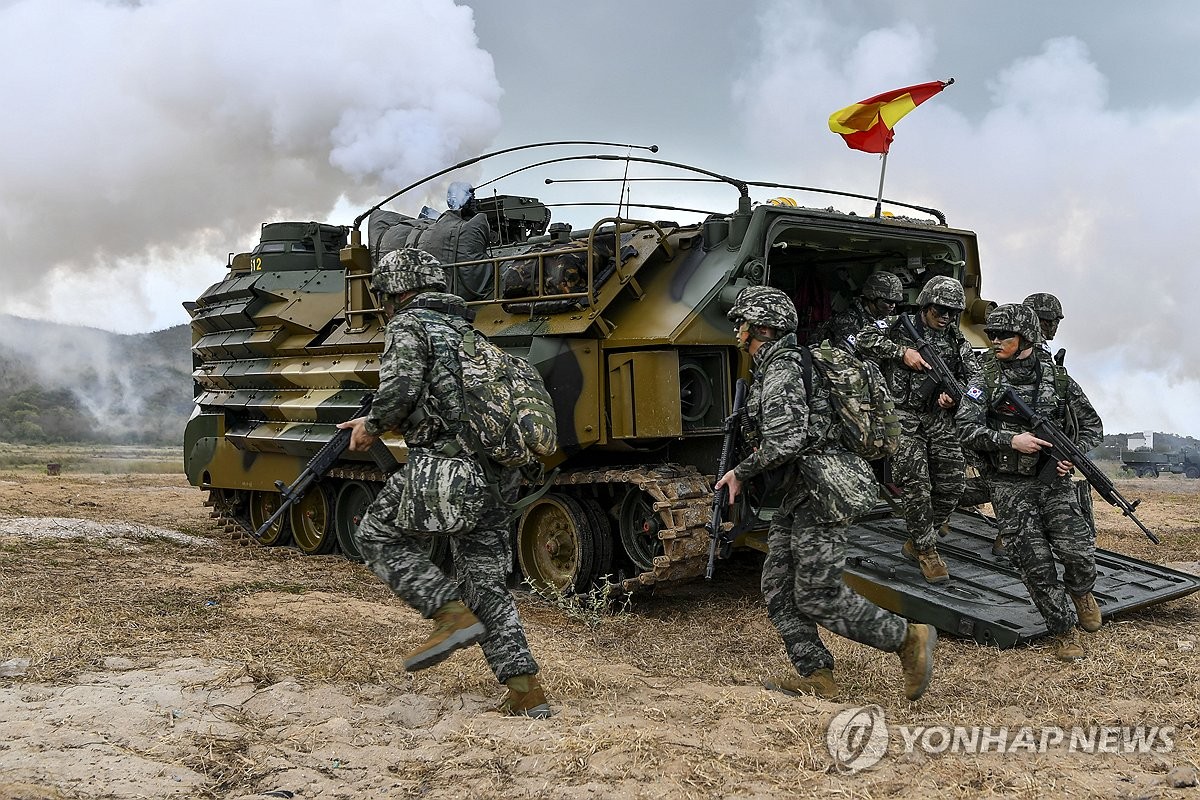 상륙돌격장갑차에서 하차하는 해병대원