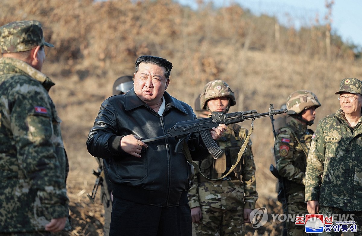 El líder norcoreano Kim Jong-un habla con soldados durante una visita a una base de entrenamiento militar en la región occidental del país el 6 de marzo de 2024, en esta fotografía publicada por la Agencia Central de Noticias de Corea del Norte al día siguiente.  (Para uso únicamente en la República de Corea. Sin redistribución) (Yonhap)