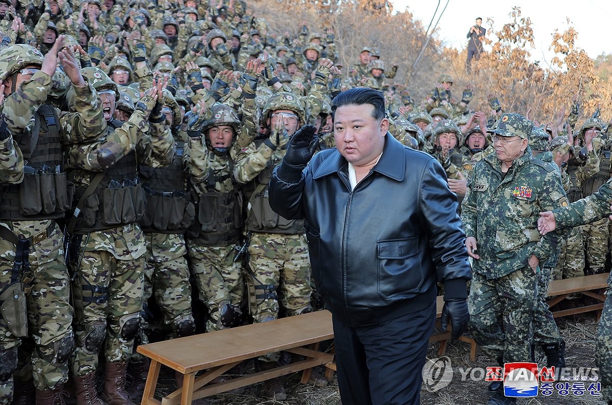 El líder norcoreano Kim Jong-un visita una base de entrenamiento militar en la región occidental del país el 6 de marzo de 2024, en esta fotografía publicada por la Agencia Central de Noticias de Corea del Norte al día siguiente.  (Para uso únicamente en la República de Corea. Sin redistribución) (Yonhap)