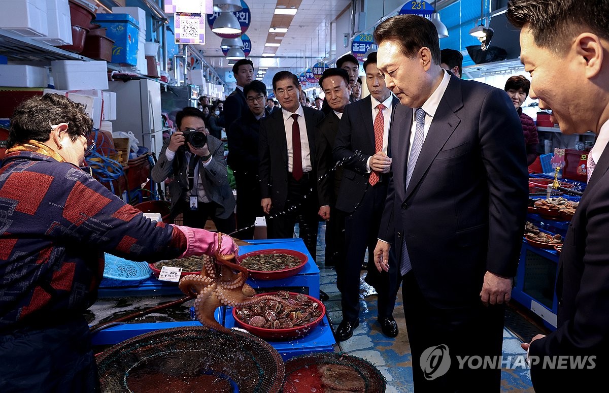 문어 등 수산물 살피는 윤석열 대통령