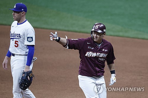 Dodgers rout KBO's Heroes in exhibition game in Seoul