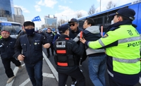 '집회신고 범위 넘어 행진' 금속노조 간부 2명 구속영장 기각