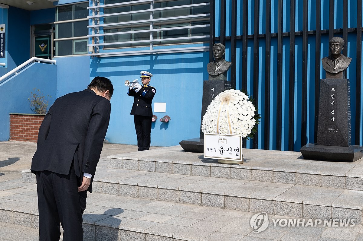 윤석열 대통령, 인천 해경부두 찾아 순직 해경에 헌화 묵념