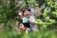 "완전히 여름 같아요"…4월 중순 갑자기 찾아온 30도 더위