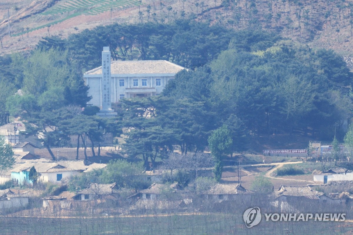 Esta fotografía de archivo sin fecha muestra un monumento en la provincia de Hwanghae del Norte, Corea del Norte, que conmemora al fundador nacional Kim Il-sung, visto desde la ciudad fronteriza de Paju en Corea del Sur.  (Yonhap)