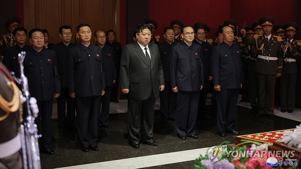 El líder norcoreano Kim Jong-un (centro, primera fila) asiste al funeral de Kim Ki-nam, exsecretario del Comité Central del gobernante Partido de los Trabajadores de Corea del Norte, el 8 de mayo de 2024, en esta fotografía publicada por la Central Coreana. Agencia de Noticias el mismo día.  (Para uso únicamente en la República de Corea. Sin redistribución) (Yonhap)