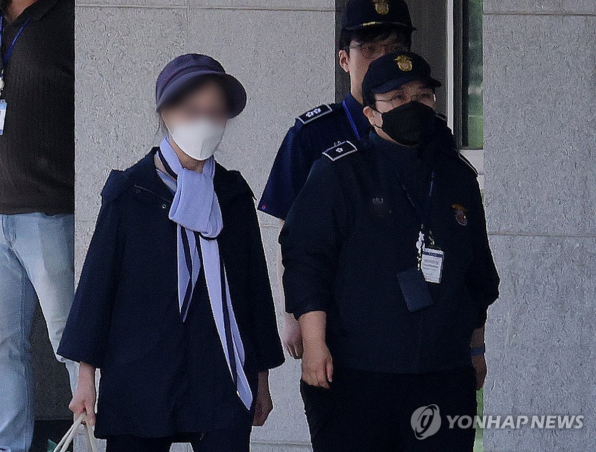 Choi Eun-soon (izda.), suegra del presidente Yoon Suk Yeol, sale en libertad provisional, el 14 de mayo de 2024, del Centro de Detención del Este de Seúl, en la capital surcoreana. Choi estaba cumpliendo una pena de un año de cárcel por falsificar un documento financiero, usado en un acuerdo de compra de terrenos.