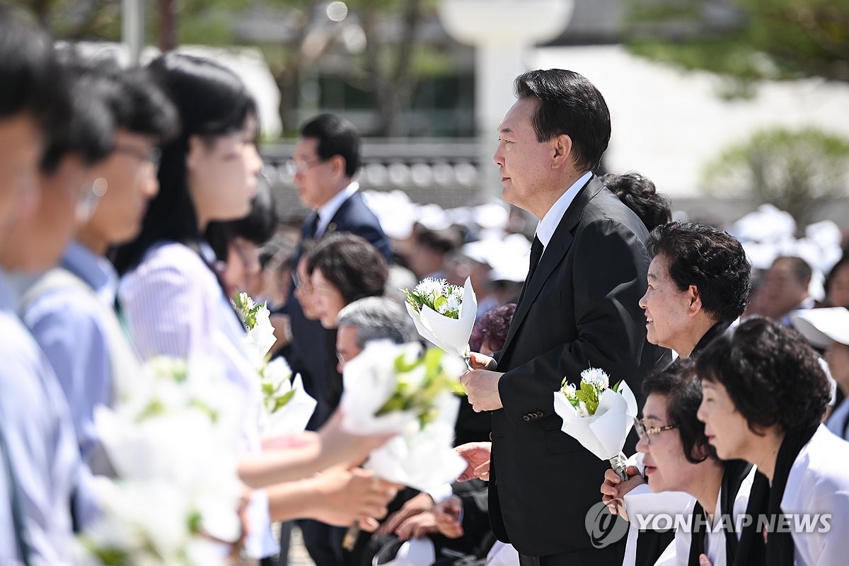 이팝나무 꽃다발 전달받는 윤석열 대통령 / 광주=연합뉴스