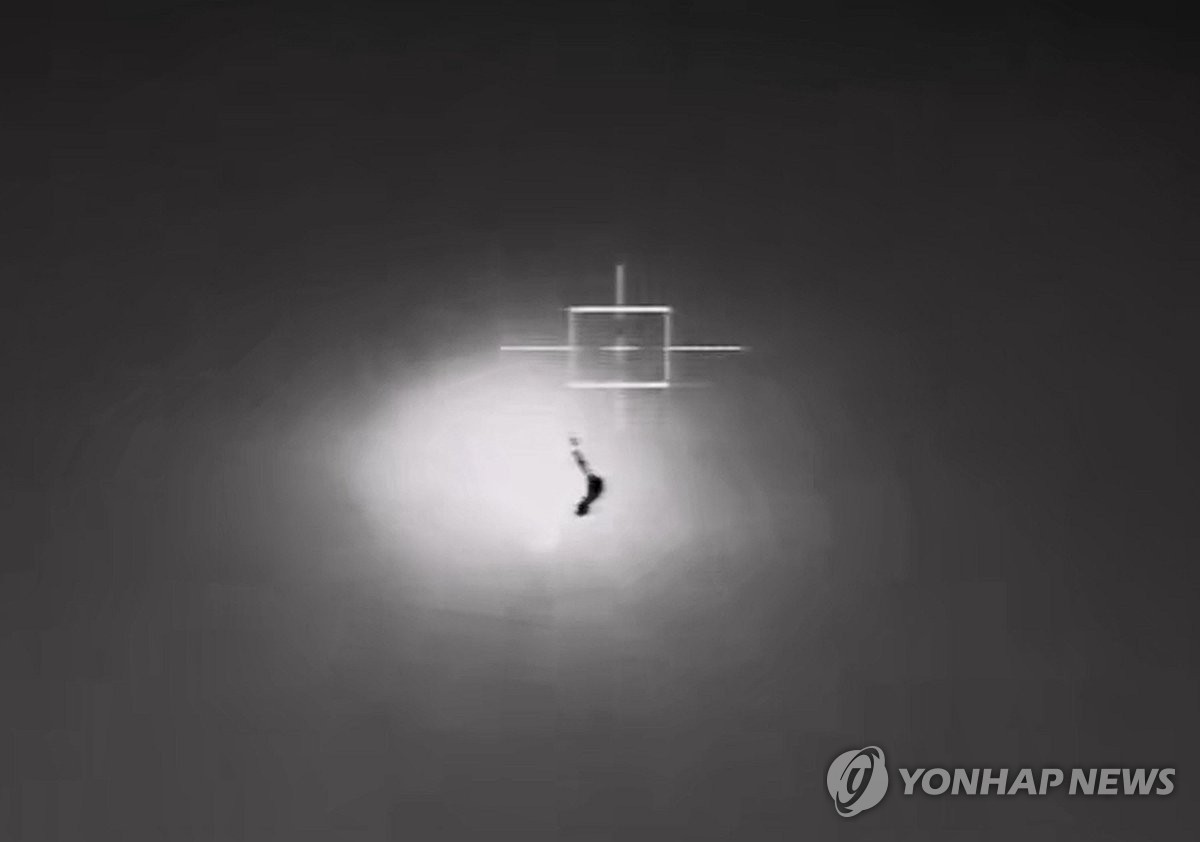 Esta fotografía, proporcionada por el Estado Mayor Conjunto de Corea del Sur el 28 de mayo de 2024, muestra la explosión de un cohete norcoreano que supuestamente transportaba en el aire un satélite de reconocimiento militar, que una patrullera surcoreana estacionada en el mar noroeste del país capturó la noche anterior. .  (FOTO NO EN VENTA) (Yonhap)