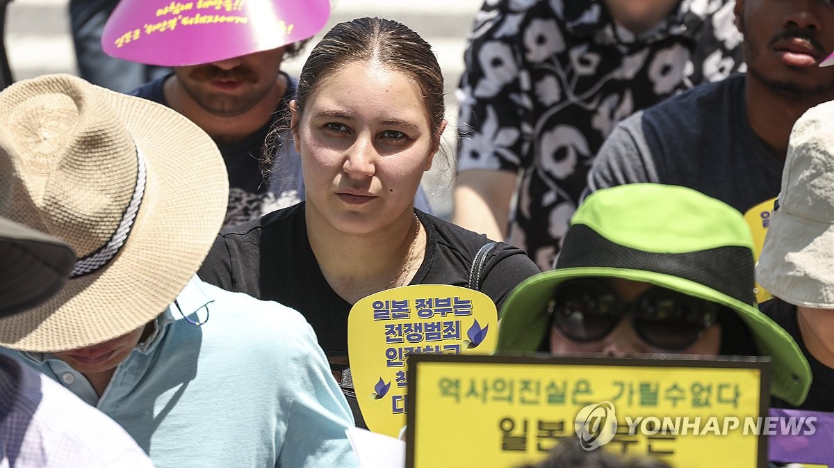 일본군 성노예제 문제 해결 촉구 수요시위 참가한 외국인들 연합뉴스 4753