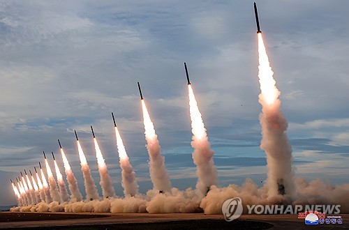 صورة نشرتها وكالة الأنباء المركزية الكورية الشمالية لتدريبات على إطلاق المدفعية باستخدام قاذفات صواريخ متعددة كبيرة للغاية من عيار 600 مليمترا، بتوجيه من كيم جونغ-أون. (يُسمح باستخدام الصورة في كوريا الجنوبية، ولا يُسمح بإعادة التوزيع)