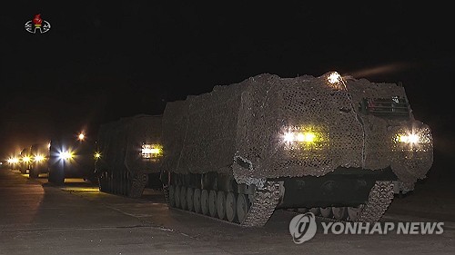 위장막 덮인 채 이동하는 북한 방사포 이동식발사대 차량