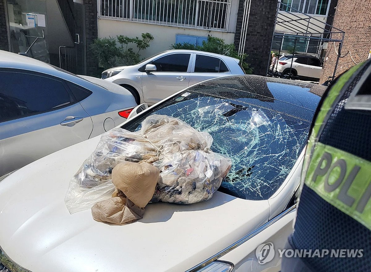 Esta foto proporcionada por la Policía Provincial de Gyeonggi Nambu muestra el parabrisas de un sedán estacionado dañado por globos llenos de basura lanzados por Corea del Norte el 2 de junio de 2024. (FOTO NO A LA VENTA) (Yonhap)