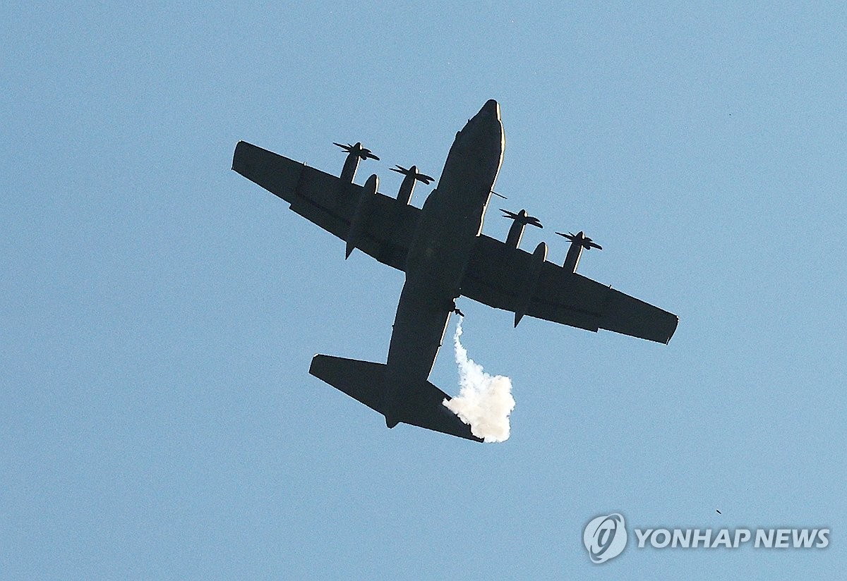 Un helicóptero de combate estadounidense AC-130J participa en un ejercicio con fuego real sobre la cordillera Pilsung en Taebaek, a 181 kilómetros al sureste de Seúl, el 18 de junio de 2024. (Yonhap)