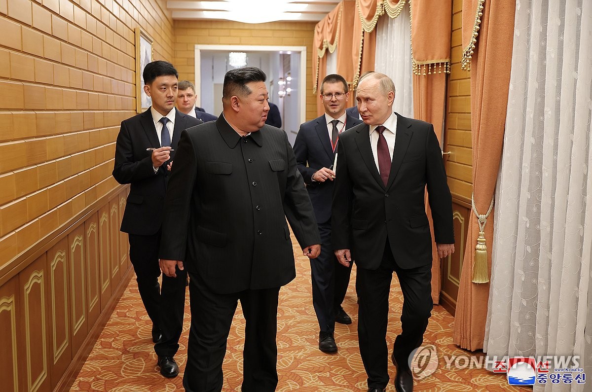 Esta foto, publicada por la Agencia Central de Noticias Coreana oficial de Corea del Norte el 19 de junio de 2024, muestra al líder norcoreano Kim Jong-un (segundo desde la izquierda) y al presidente ruso Vladimir Putin (derecha) mientras Putin comienza su visita de estado a Corea del Norte para conversar. con Kim.  (Para uso únicamente en la República de Corea. Sin redistribución) (Yonhap)