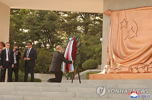 Putin offers wreath at Liberation Tower in N. Korea