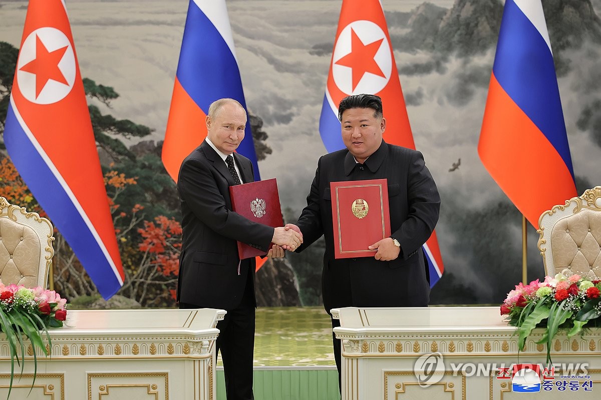 El líder norcoreano Kim Jong-un (R) y el presidente ruso Vladimir Putin posan para una fotografía después de firmar el "Tratado de Asociación Estratégica Integral entre la República Popular Democrática de Corea y la Federación de Rusia" en la Casa de Huéspedes Estatal Kumsusan en Pyongyang el 19 de junio de 2024, en esta fotografía proporcionada por la Agencia Central de Noticias Coreana oficial del Norte al día siguiente. La RPDC hace referencia al nombre oficial de Corea del Norte. (Para uso únicamente en la República de Corea. Sin redistribución) (Yonhap)