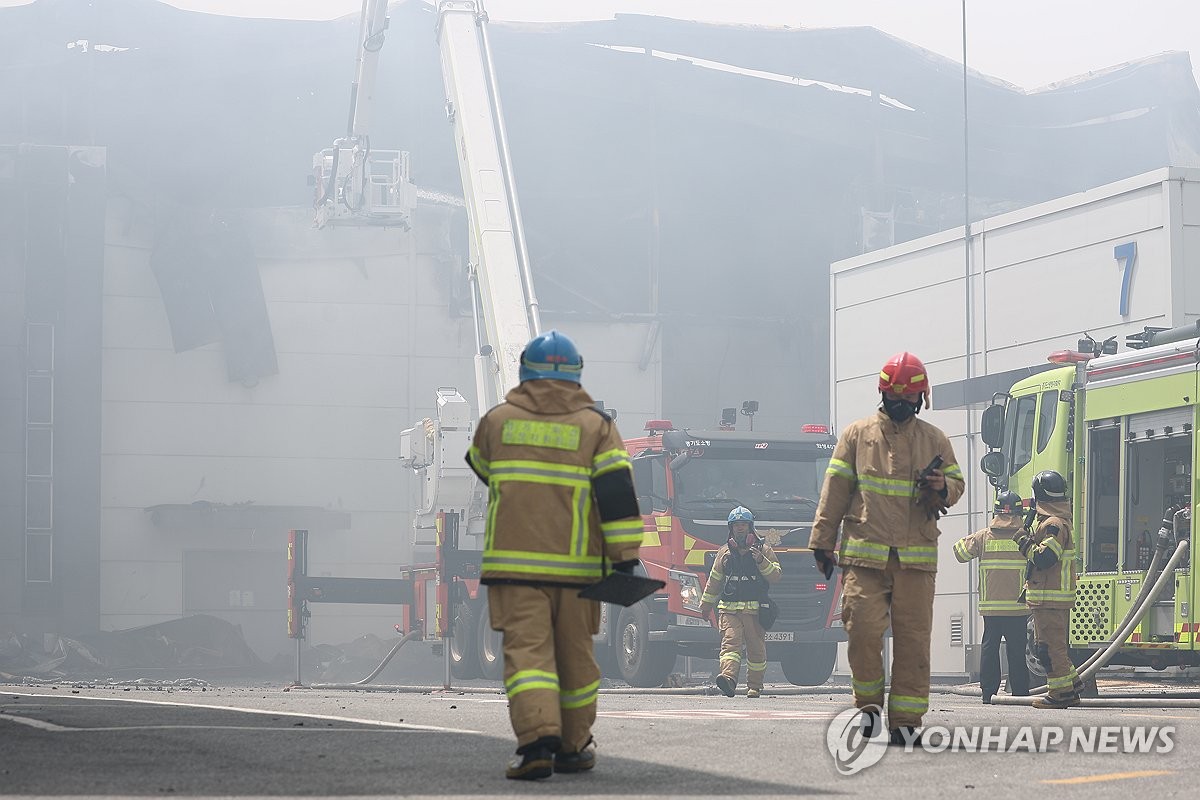 화성 공장 화재 진압 작전 중인 소방대원들