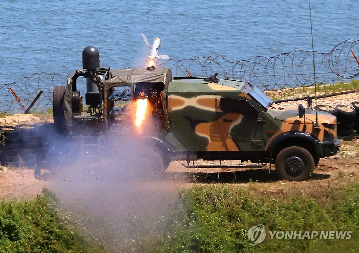 Los marines surcoreanos en la isla fronteriza noroccidental de Yeonpyeong disparan un misil antitanque Spike a las aguas de la isla el 26 de junio de 2024. (Yonhap)