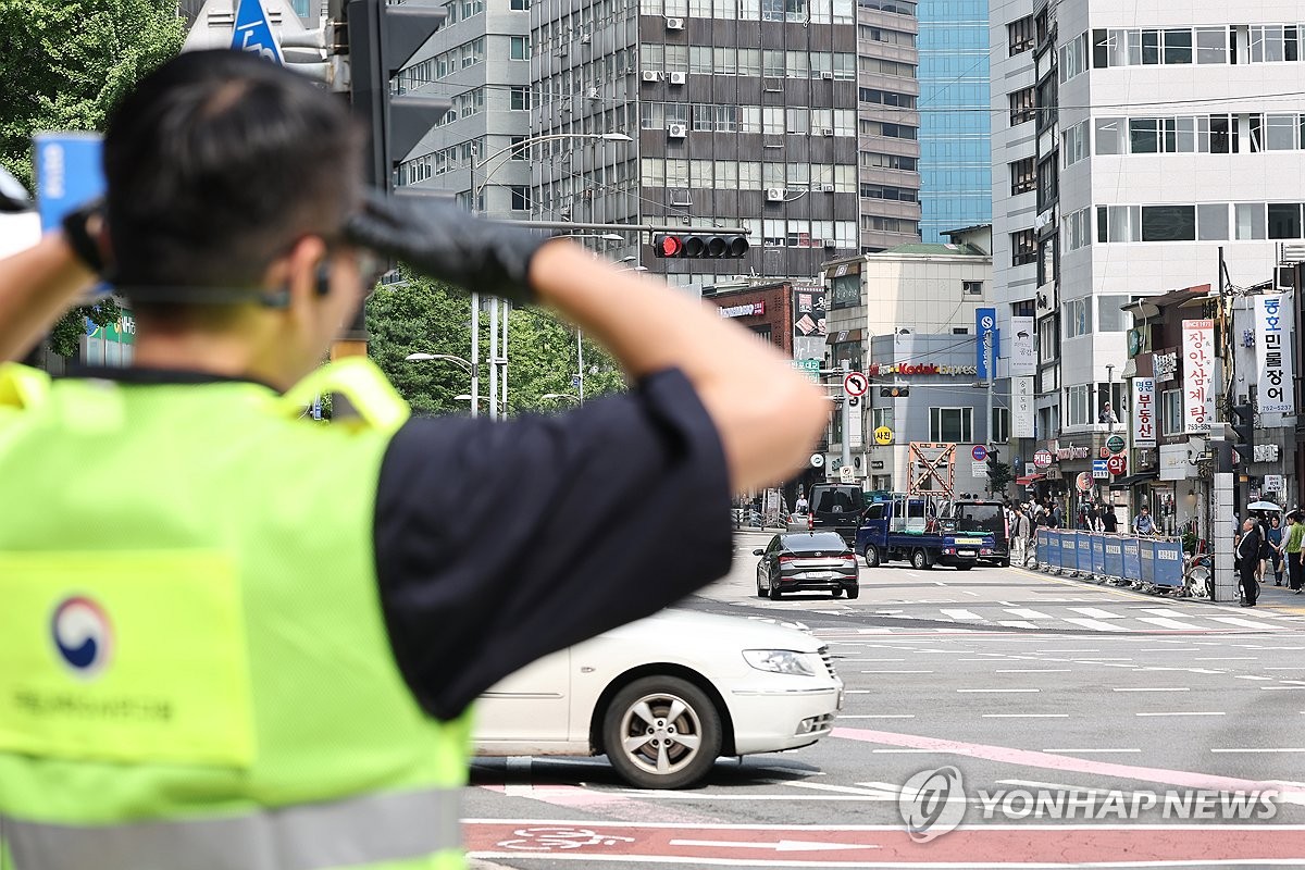 역주행 사고 현장 조사하는 국립과학수사연구원