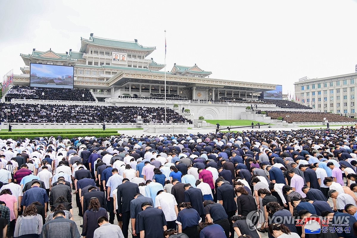 Esta fotografía, publicada por la Agencia Central de Noticias de Corea del Norte, el 9 de julio de 2024, muestra a ciudadanos norcoreanos asistiendo a un servicio conmemorativo nacional celebrado en la plaza Kim Il Sung en Pyongyang el día anterior para conmemorar el 30 aniversario de la muerte del fundador de la nación, Kim Il-sung. (Para uso exclusivo en la República de Corea. Prohibida su redistribución) (Yonhap)