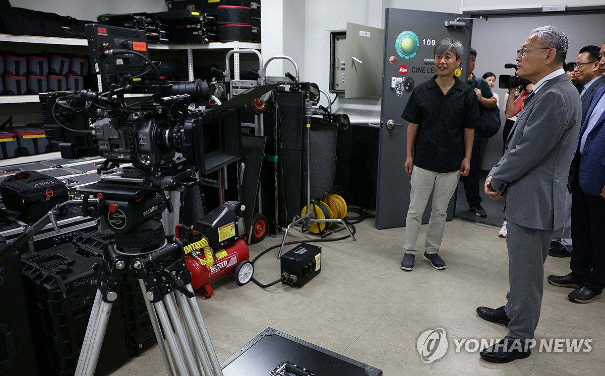 한국영화아카데미 시설 둘러보는 유인촌 장관