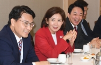 나경원, 전대 직전 '패스트트랙 동지'들과 만찬…元·尹 동참