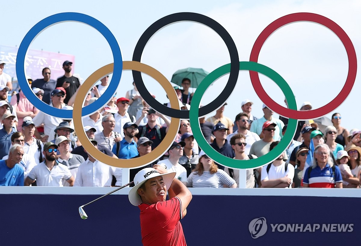 An Byeong-hun of South Korea tees off on the first hole during the first round of the men's golf tournament at the Paris Olympics at Le Golf National in Guyancourt, France, on Aug. 1, 2024. (Yonhap)